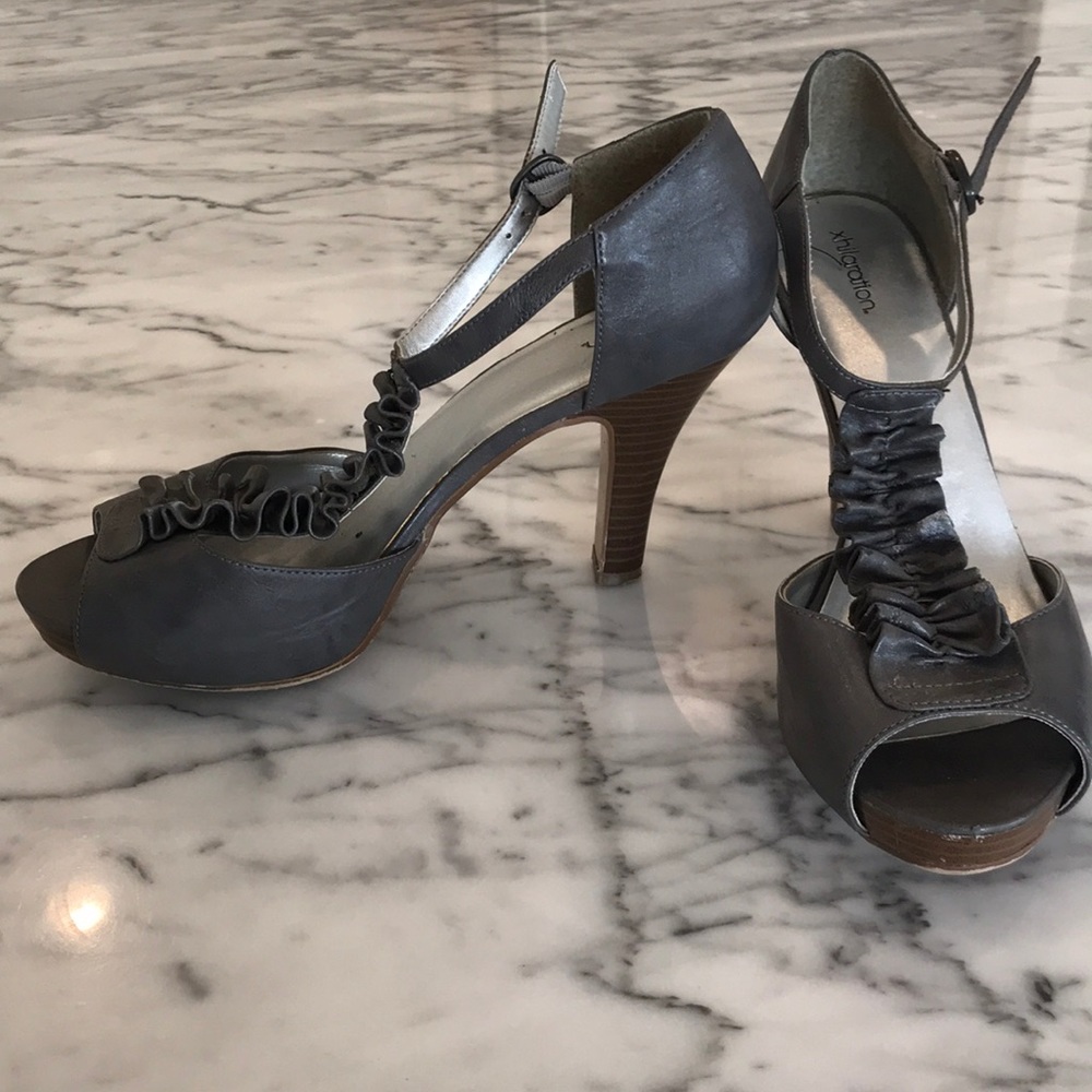 grey ruffle heels - Picture 2 of 4